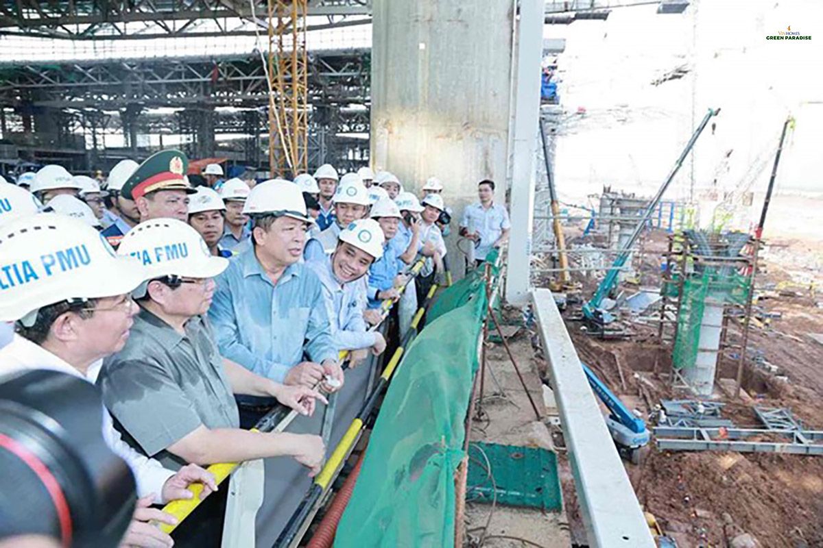 Thủ tướng Phạm Minh Chính và các cán bộ khảo sát, đốc thúc thi công sân bay Long Thành để kịp về đích